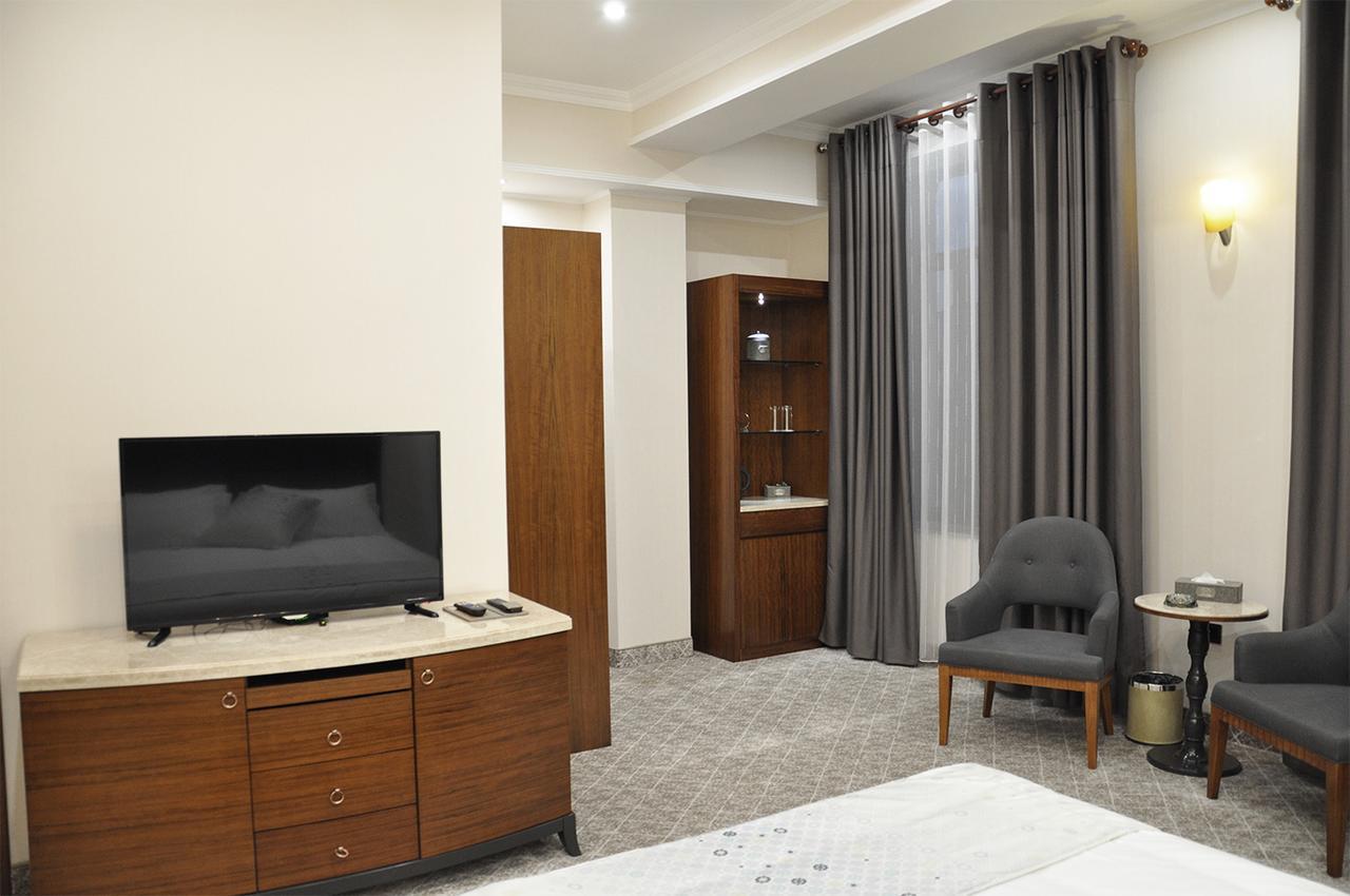 Parliament Palace Hotel ホジェンド エクステリア 写真